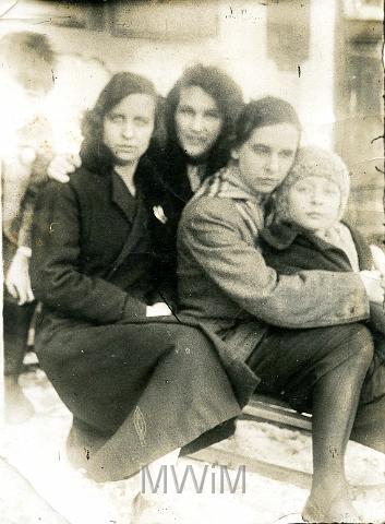 KKE 069.jpg - Od lewej: pierwsza Kazimiera Muszałowska, druga Zofia Łuczajowa, trzecia Helena Orzechowska z córką Alicją, Krzemieniec, 1933 r.